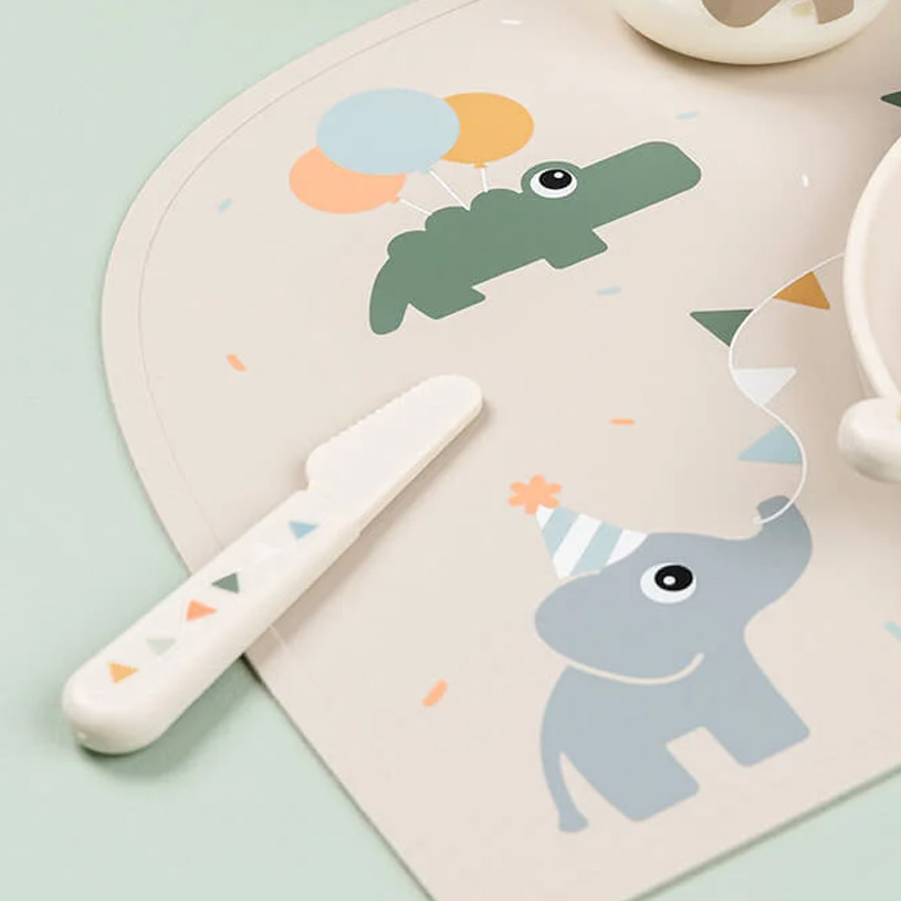 Børneservice med elefantmotiv, skål med blåbær.