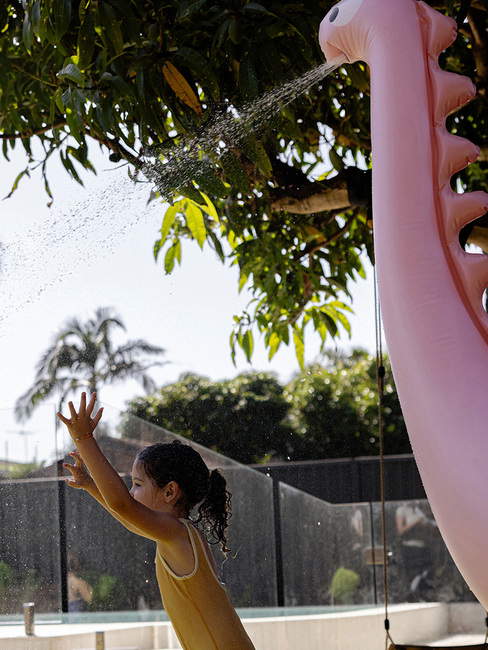 SUNNYLiFE Giant Dino  Oppustelig Sprinkler, Into the Wild Pink