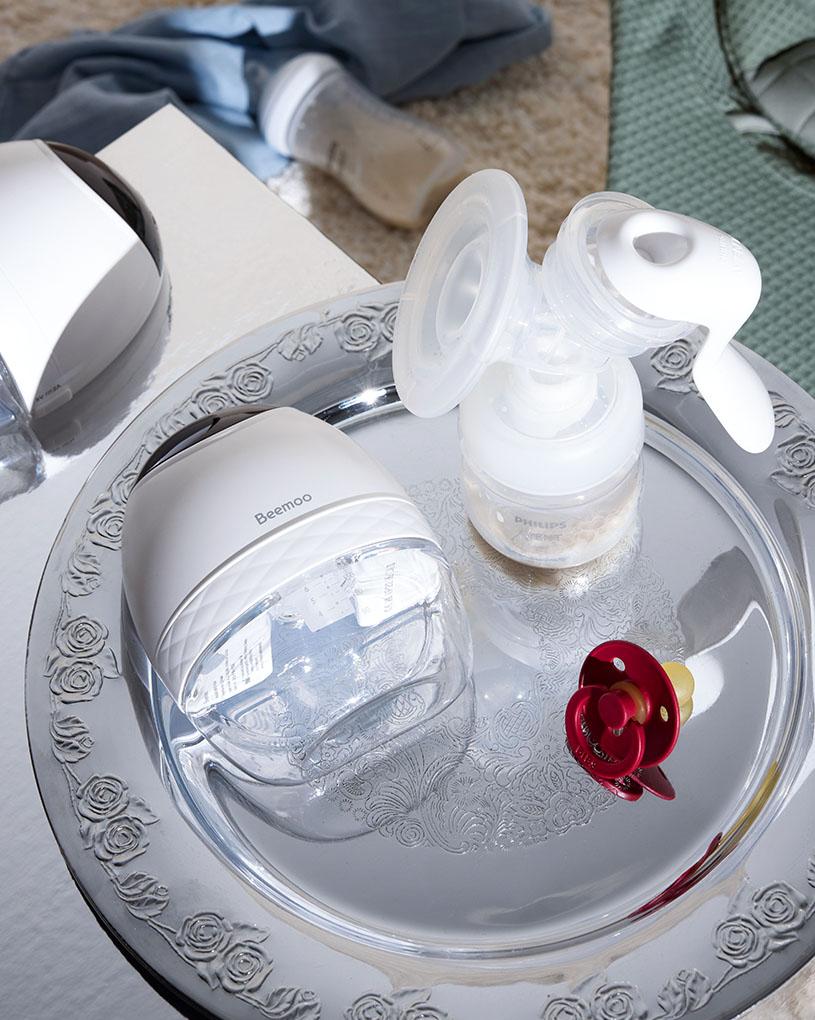 Ammeprodukter på en sølvbakke, med teksten 'Beemoo' på en beholder.