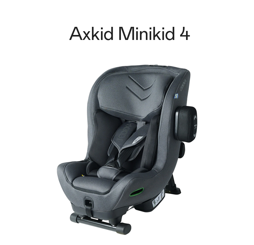 Grå autostol Axkid Minikid 4 med 5-punktssele.
