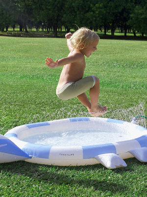 SUNNYLiFE Sprinkler Legetæppe, Into the Wild Blue