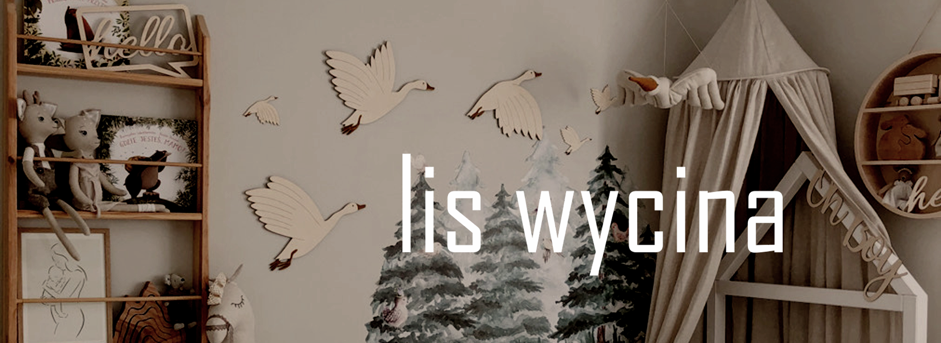 Børneværelse med trædekorationer, legetøj og teksten 'lis wycina'.