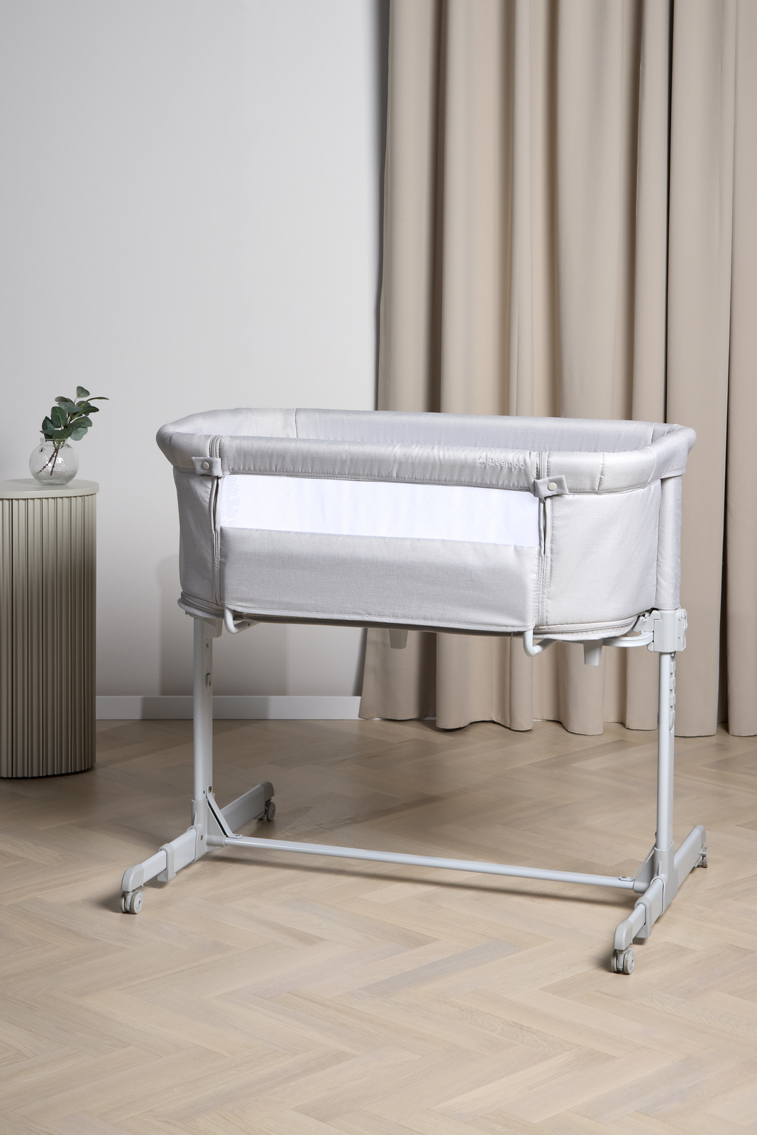 Beemoo CARE 2-i-1 Bedside Crib & Kravlegård, Light Grey