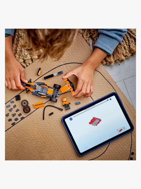 LEGO City 60442 F1-kører med McLaren-racerbil