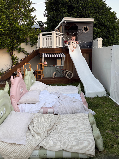 SUNNYLiFE  Oppustelig Børneseng, Monster Pink