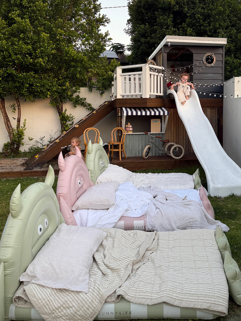 SUNNYLiFE  Oppustelig Børneseng, Monster Sage