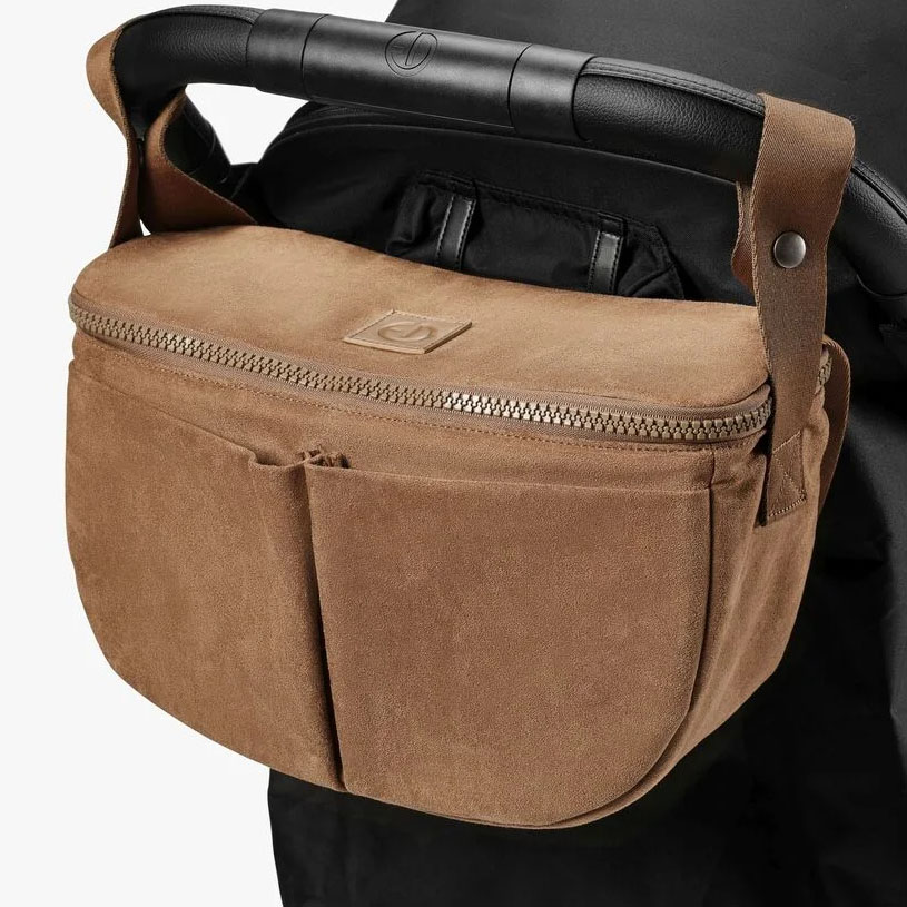 Kop i en kopholder på barnevognshåndtag.