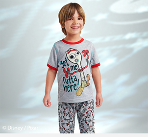 Smilende barn i T-shirt med Forky fra Toy Story.