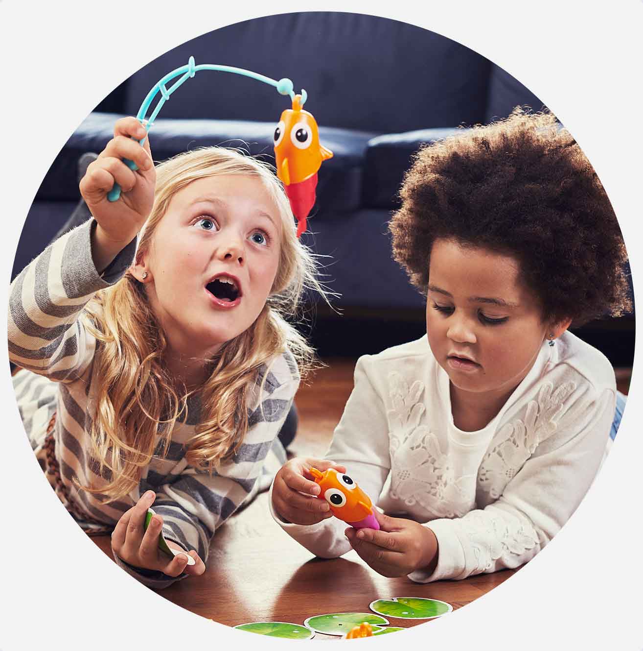 To børn leger med et fiskespil indendørs.