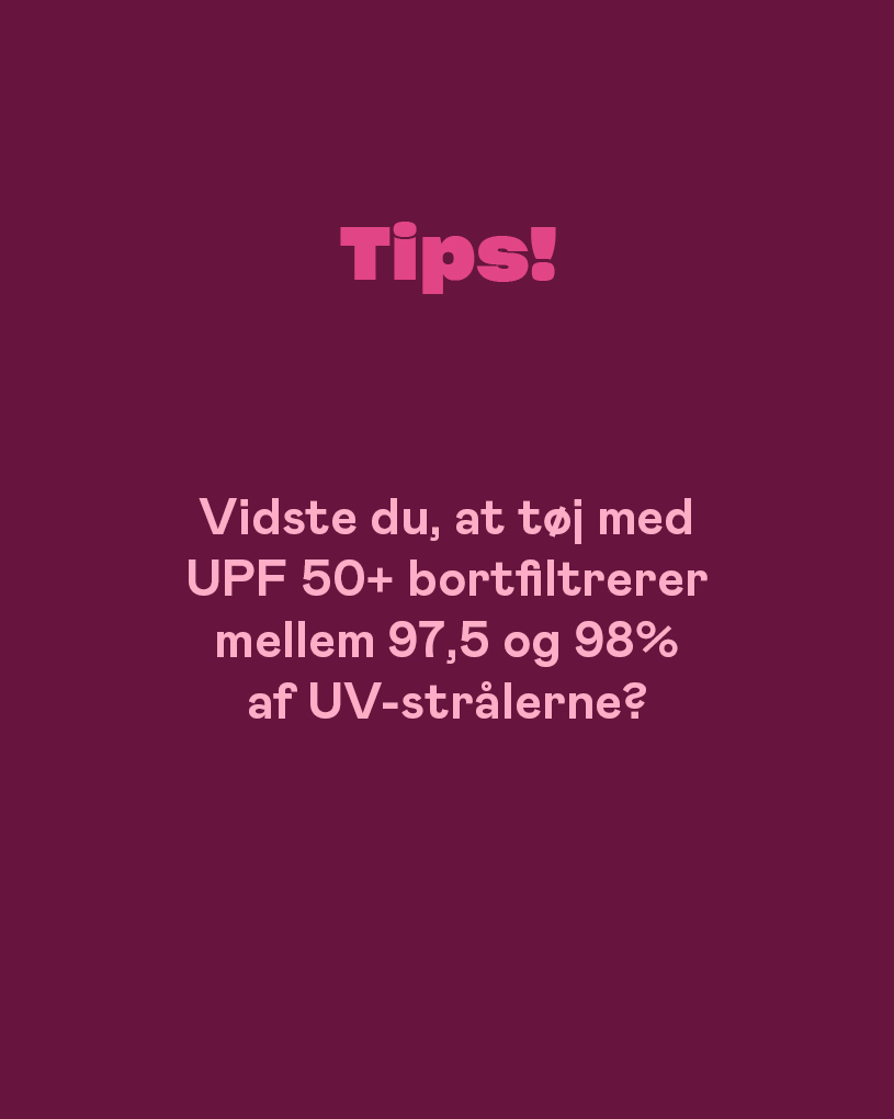 Billede med tekst om UPF 50+ tøj, der filtrerer 97,5-98% af UV-stråler.