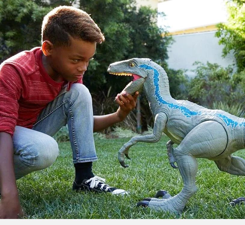 Barn leger med stor dinosaurlegetøj i haven.