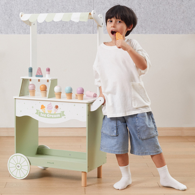 Barn leger med isvogn og spiser is.