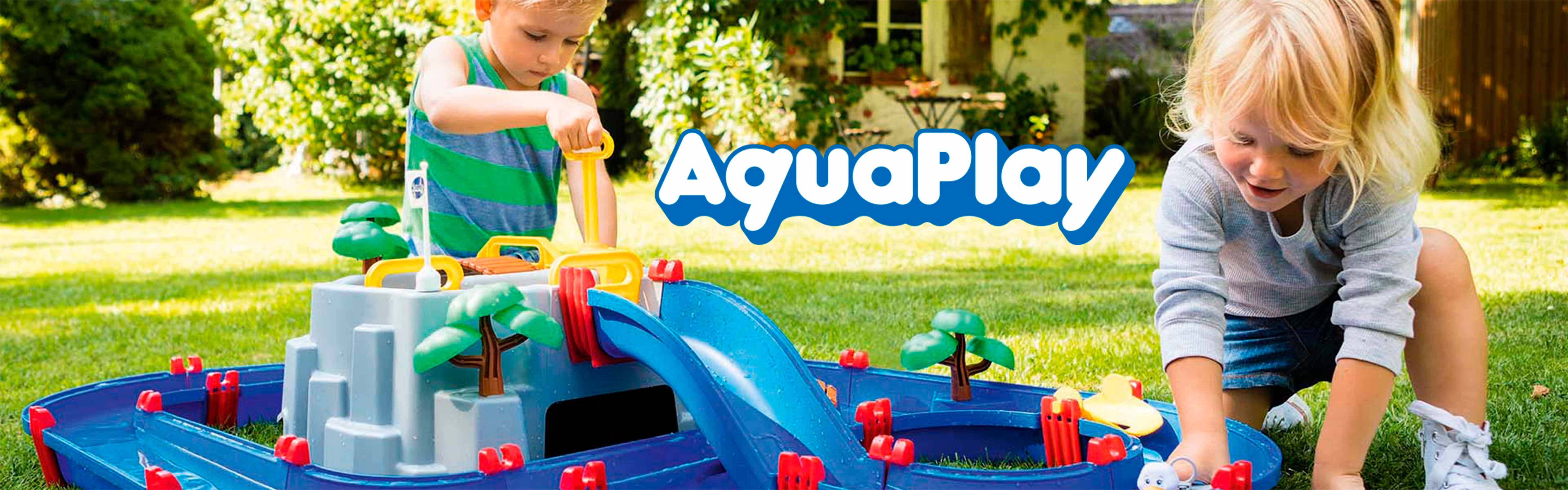 Børn leger med AquaPlay vandleg i haven.