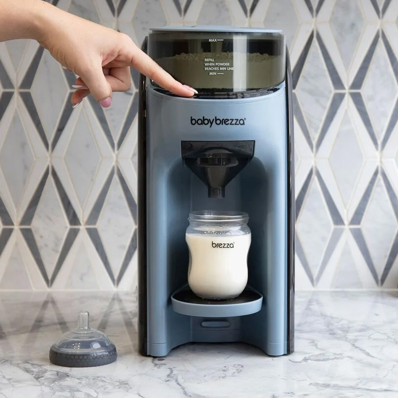 Person bruger Baby Brezza babymadmaskine.