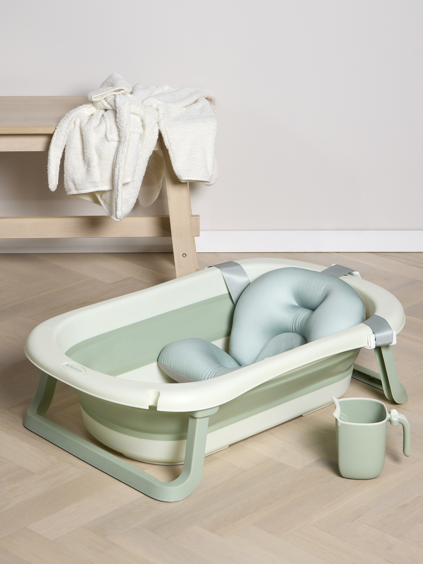 Beemoo CARE Assist Badekar inkl. Badestøtte & Skyllekande, Soft Green