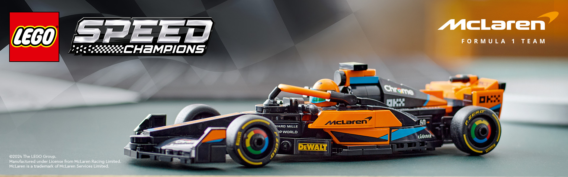 LEGO-model af en McLaren Formel 1-bil på et bord.