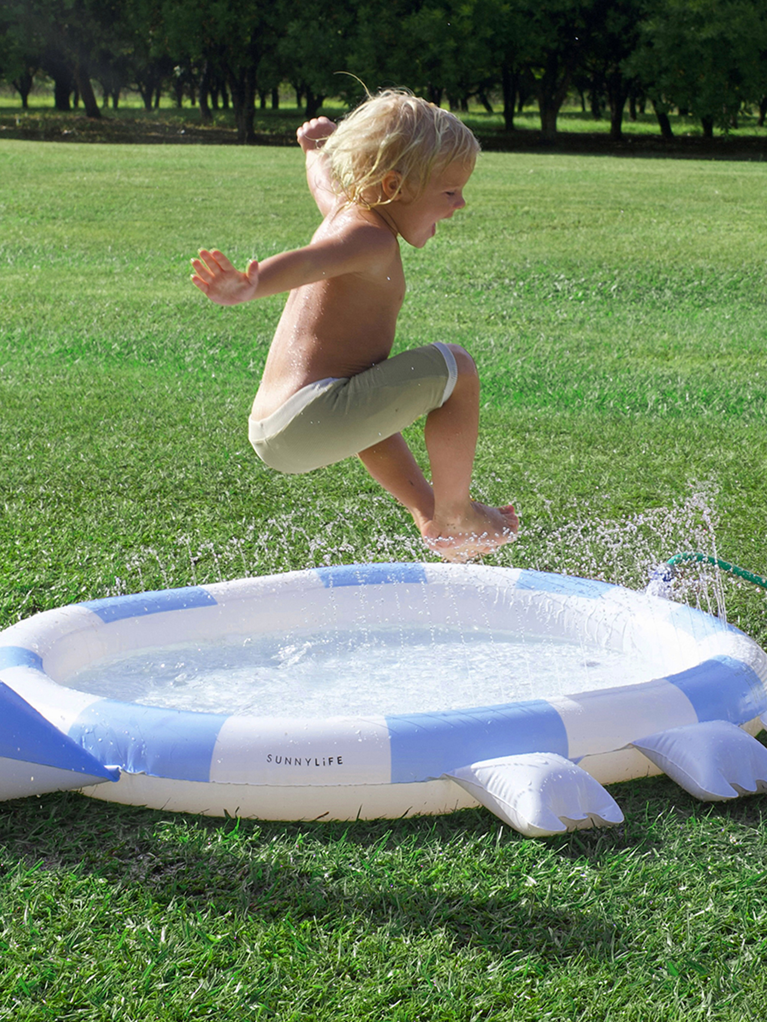 SUNNYLiFE  Oppustelig Sprinklermåtte, Into the Wild