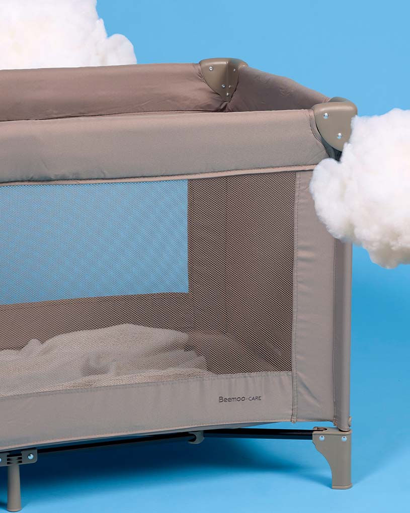 Rejseseng i beige med netpaneler og tekst 'Beemoo-care'.