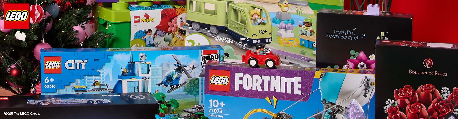 Farverige LEGO- og legetøjssæt stablet med æsker.