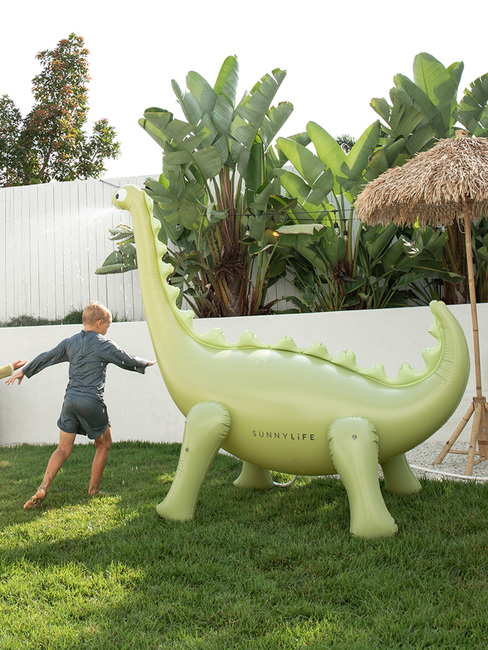 SUNNYLiFE Giant Dino  Oppustelig Sprinkler, Into the Wild Khaki