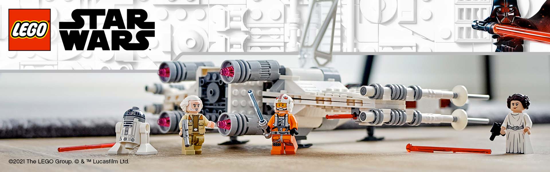 LEGO Star Wars-figurer og rumskib på et bord.