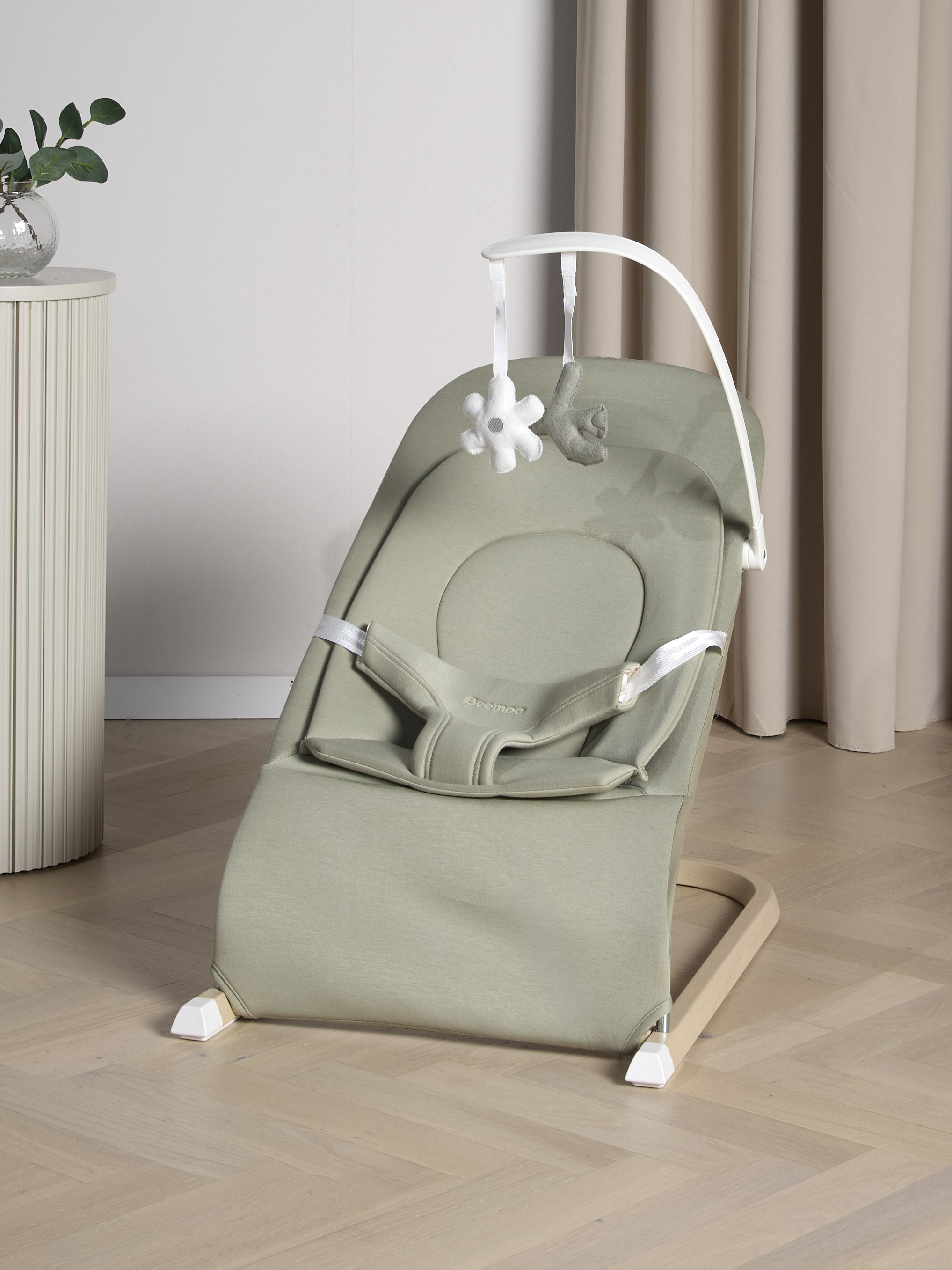 Beemoo PLAY Swift Skråstol, Sage/Light Wood