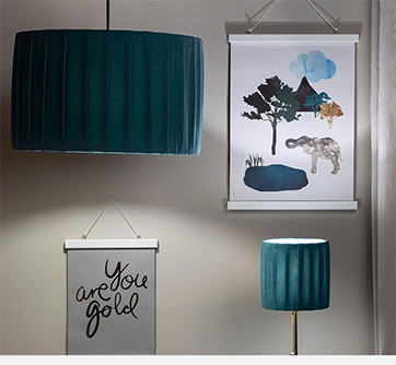 Blå lamper og plakater med kunst og tekst på væggen.