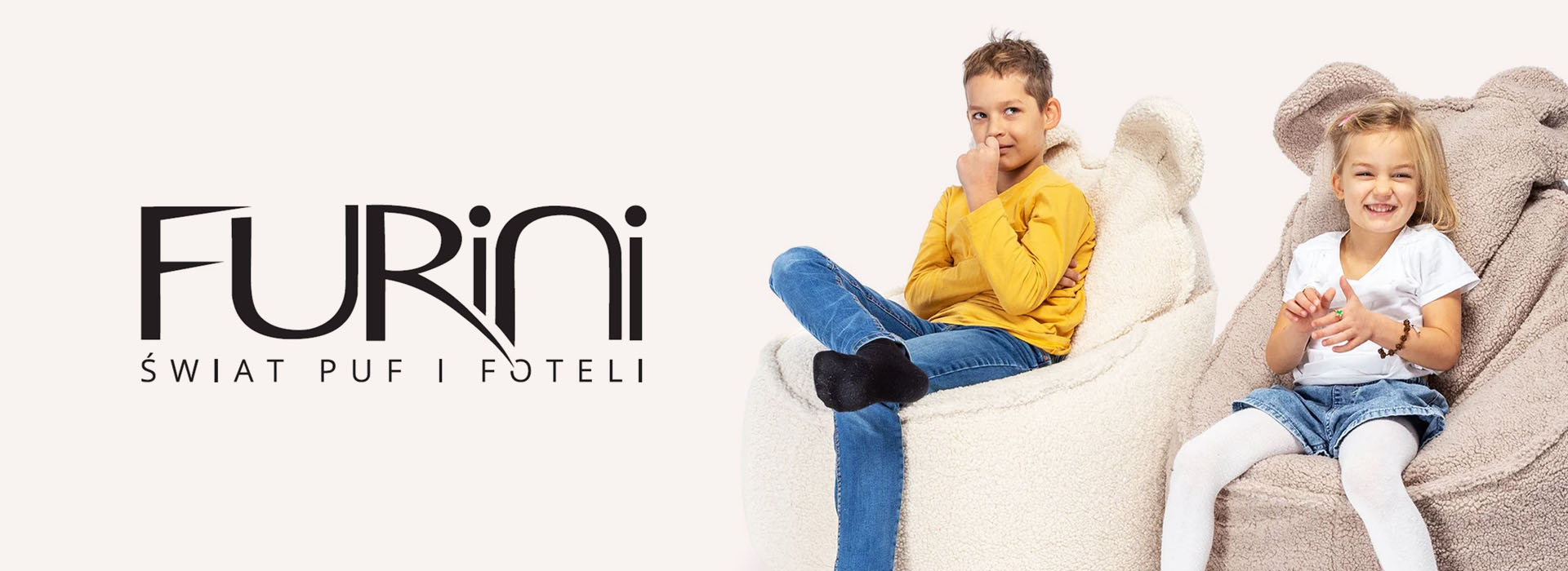 To børn sidder på store, bløde stole, én i gul trøje og én i hvid t-shirt.