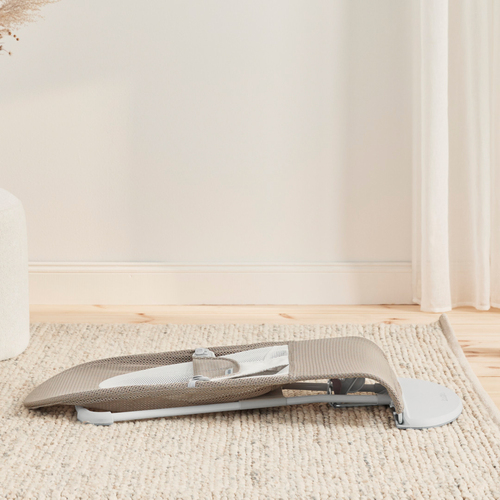 BabyBjörn Balance Soft Skråstol Mesh, Gråbeige/Hvid