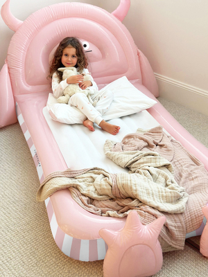 SUNNYLiFE  Oppustelig Børneseng, Monster Pink