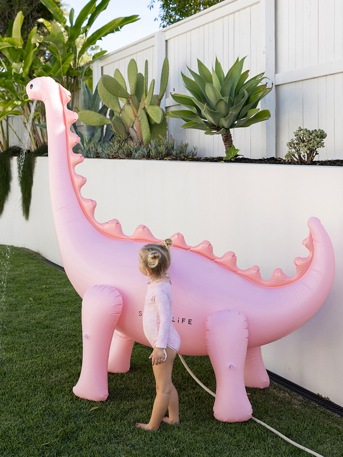 SUNNYLiFE Giant Dino  Oppustelig Sprinkler, Into the Wild Pink