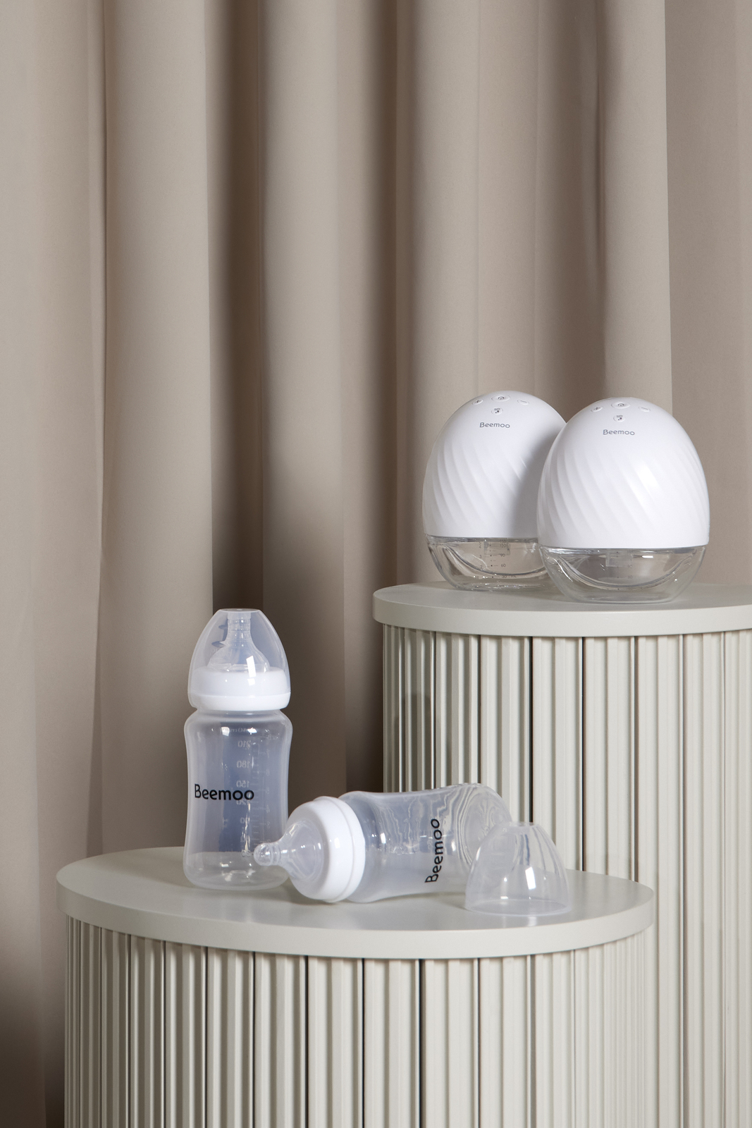  Beemoo CARE Wearable Elektrisk Brystpumpe Dobbelt inkl. Modermælksflaske 240 ml 2-pak