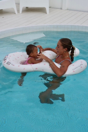 SUNNYLiFE Baby Float Together-  Oppustelig Flydemadras, Strawberry Sunshine