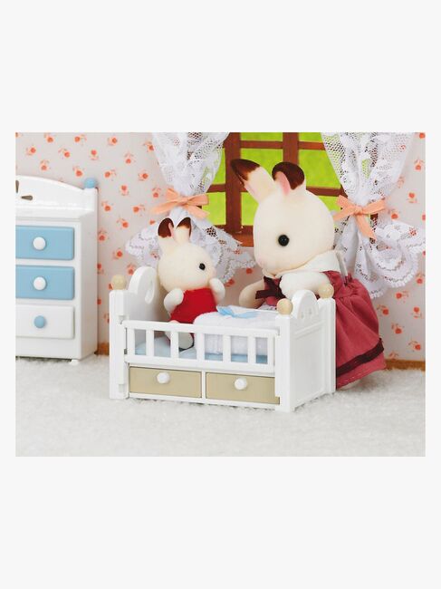 Sylvanian Families Figursæt Chokoladekaninbaby med Seng
