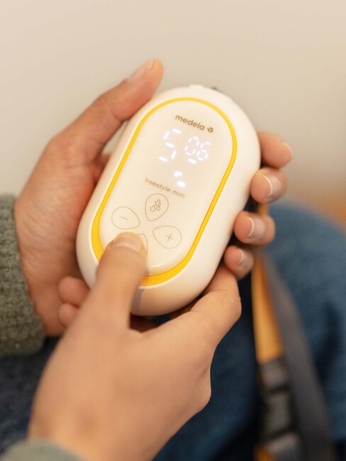 Medela Freestyle Mini Hands-Free Elektrisk Brystpumpe Dobbelt 101047775-1117_4b.jpg
