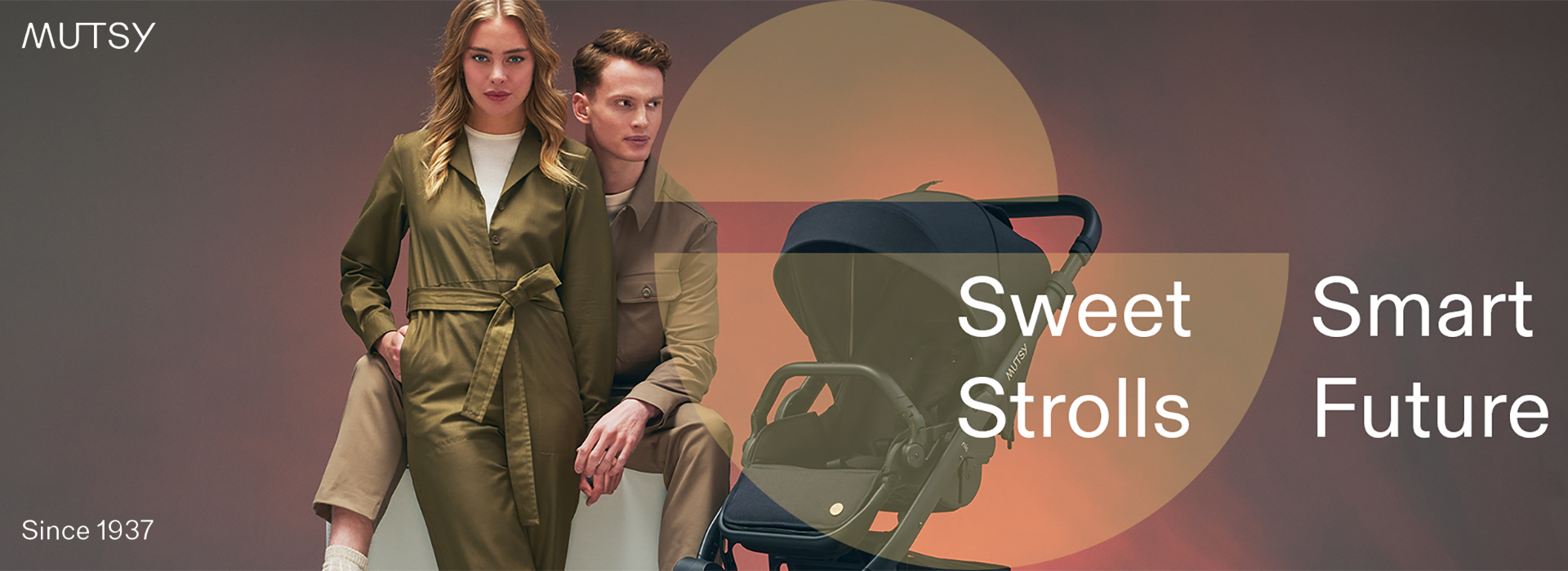 To personer i moderne tøj med barnevogn. Tekst: Sweet Strolls, Smart Future.