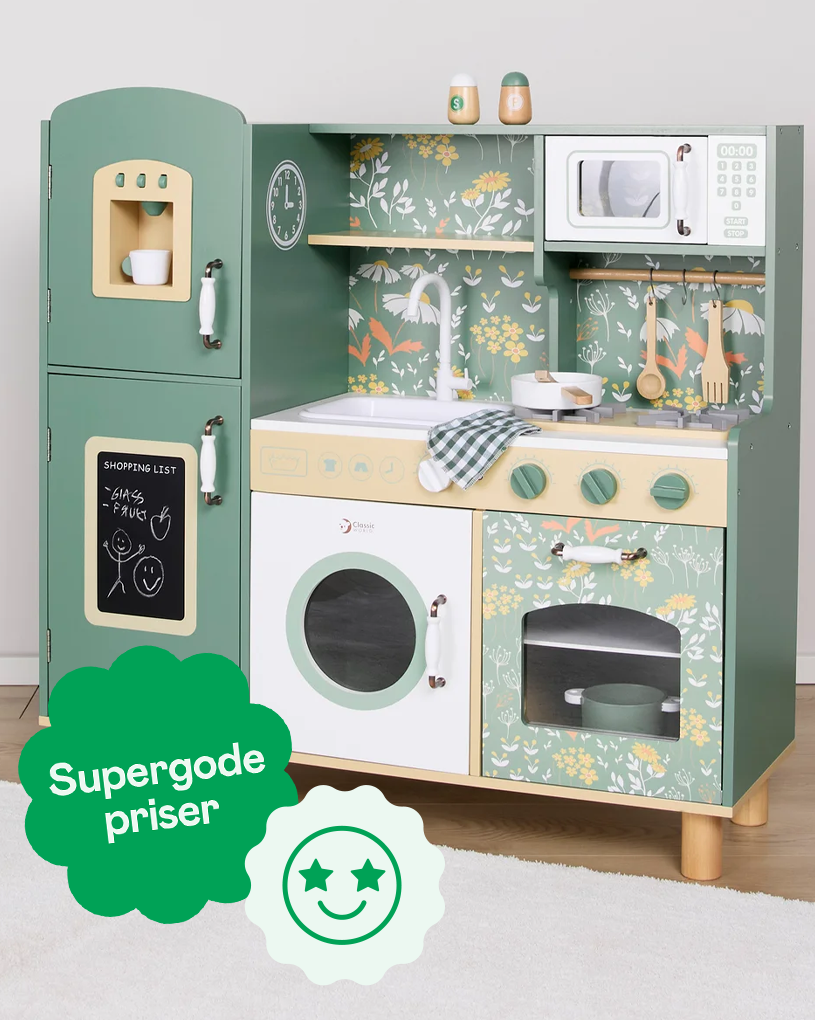 Grønt legetøjskøkken med blomstret tapet og teksten "Supergode priser". Indeholder køleskab, komfur, ovn og mikroovn i træ.