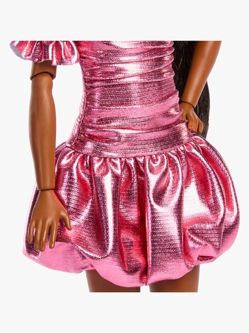 Barbie Deluxe Style Dukke i Lyserød Kjole