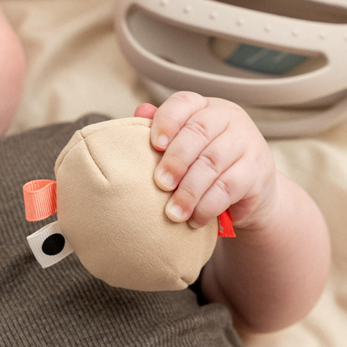 Done By Deer Aktivitetslegetøj, Sandfarvet