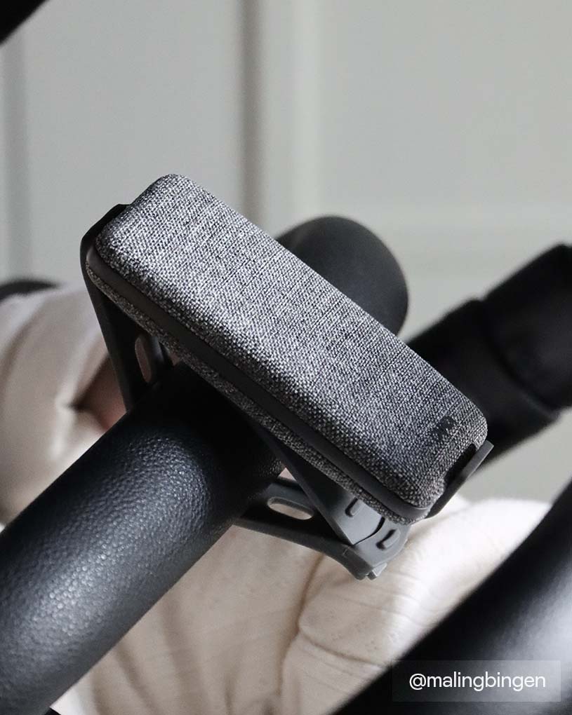 Nærbillede af en grå alarm på et sort håndtag.