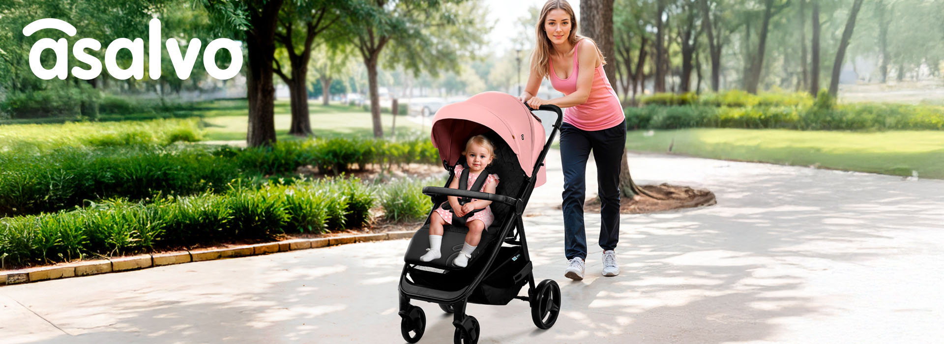 Kvinde skubber en barnevogn med et barn i park.