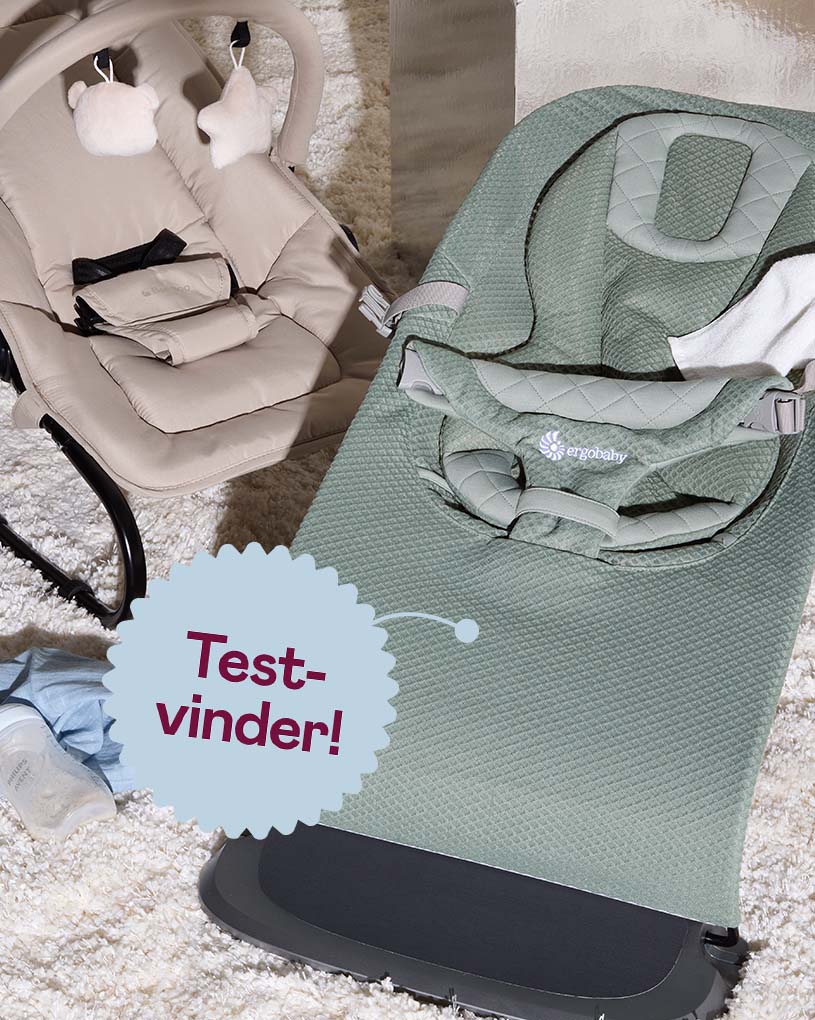 En babysitter i grøn med teksten 'Bedst i test' i en blå cirkel.