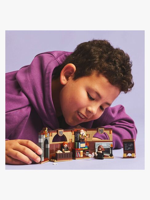 LEGO Harry Potter 76442 Hogwarts-slottet: Besværgelseslektion