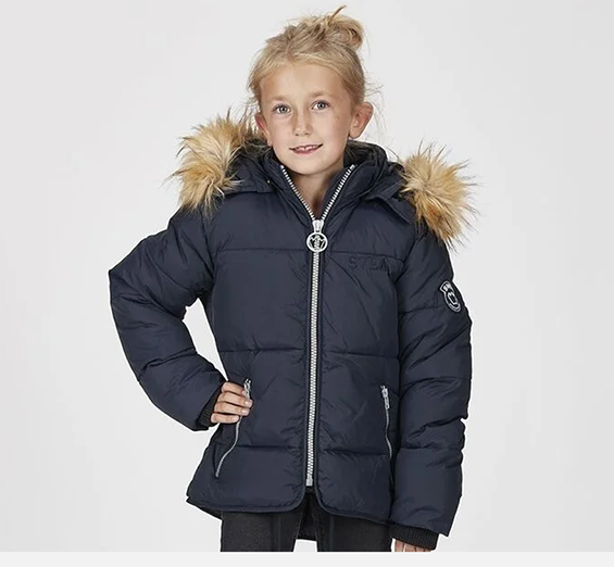 Barn i blå jakke med pels-krave.