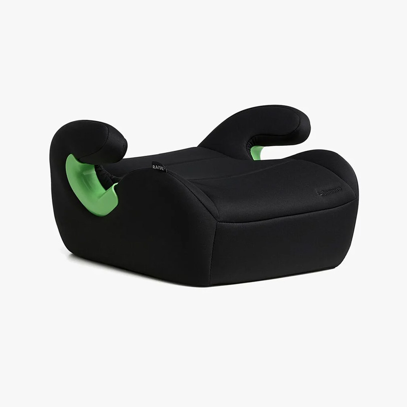 Sort selepude med armlæn og hvidt logo, på grå baggrund.