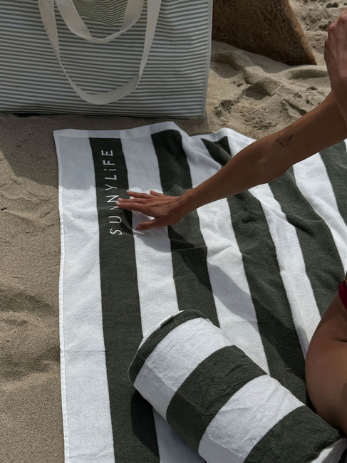 SUNNYLiFE  Oppustelig Strandpude, The Vacay Olive Stripe