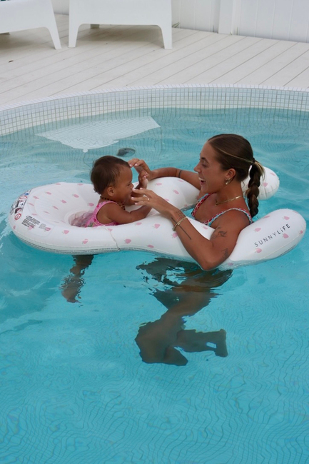 SUNNYLiFE Baby Float Together-  Oppustelig Flydemadras, Strawberry Sunshine