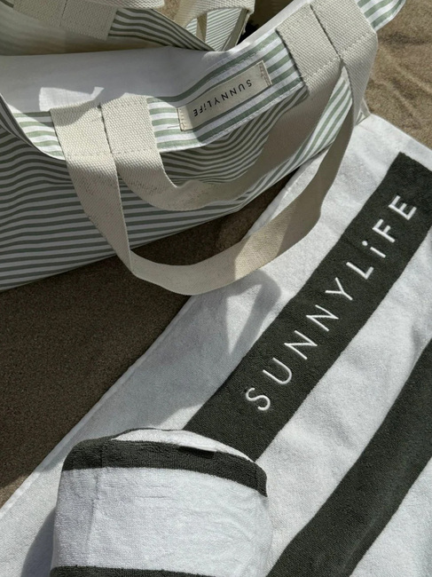 SUNNYLiFE  Oppustelig Strandpude, The Vacay Olive Stripe