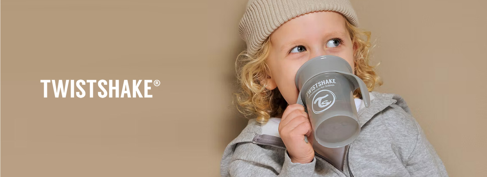 Barn med hue drikker fra Twistshake-kop.