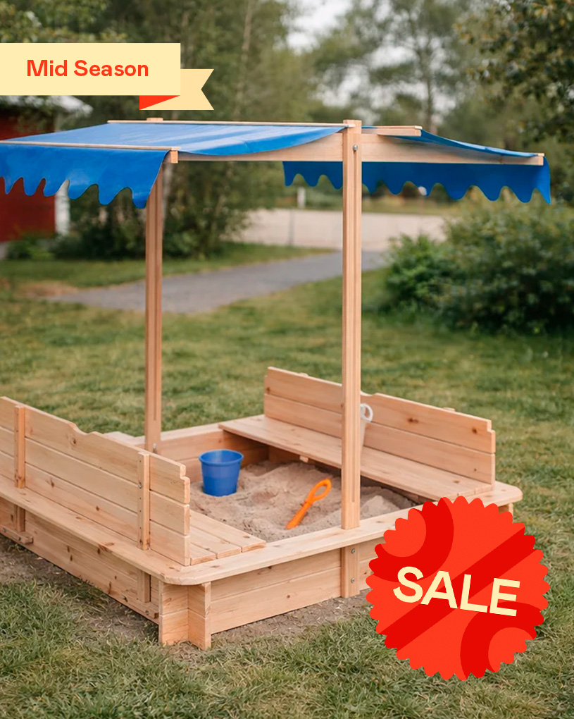 Træsandkasse med tag i haven, legetøj i sandet. Tekst: “Mid Season”.